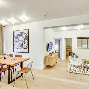 & Stylish Renovated Parisian / 6-8 Guests Parijs
